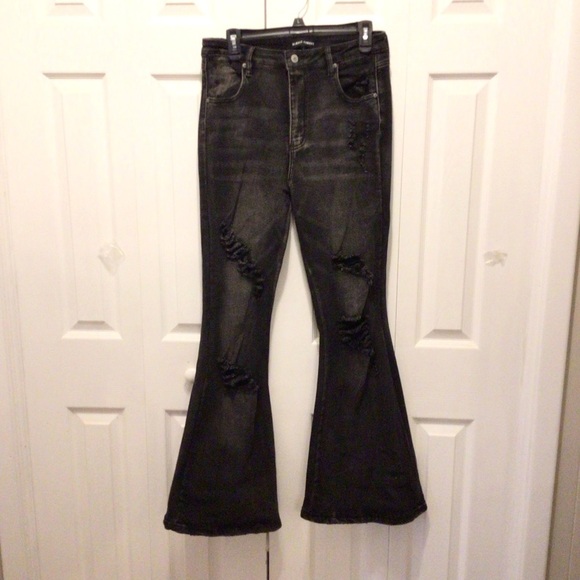 Almost Famous Juniors Black Wash Distressed Flared Leg Stretch Jeans Size 9 - Picture 1 of 11